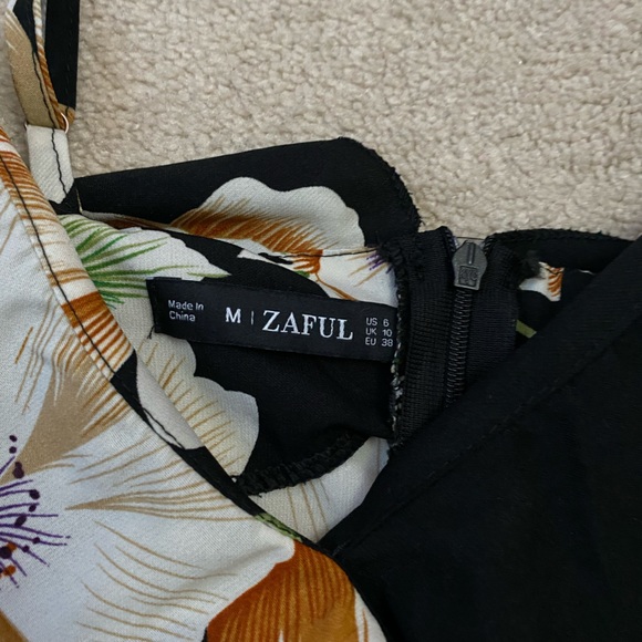 floral dress with beautiful feminine touches - Picture 3 of 6